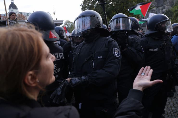 משטרת ברלין מול הפגנה פרו פלסטינית בברלין