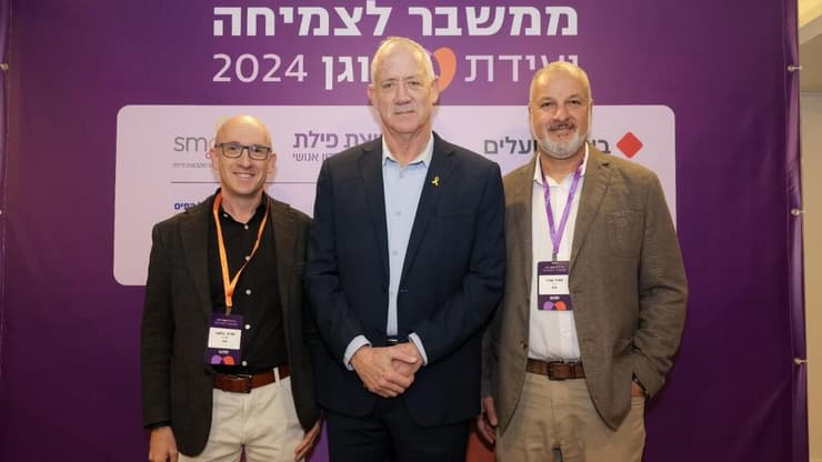 מימין לשמאל: יו"ר עוגן, אופיר עוזרי; יו"ר המחנה הממלכתי, בני גנץ; מנכ"ל עוגן, שגיא בלשה (צילום: רונן טופלברג, יח"צ עוגן) משמאל לימין: יו"ר עוגן, אופיר עוזרי; יו"ר המחנה הממלכתי, בני גנץ; מנכ"ל עוגן, שגיא בלשה