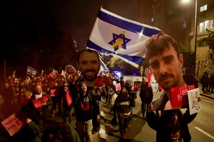 צעדת מחאה בירושלים בהשתתפות משפחות חטופים. גם היום יש הנהגה מנוכרת (צילום: Ammar Awad / רויטרס) צעדת מחאה בירושלים בסימן שנה לעסקת החטופים בהשתתפות משפחות חטופים
