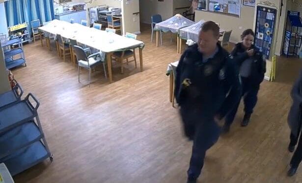  אוסטרליה השוטר כריסטיאן ווייט ב בית האבות חשמל את קלייר נולנד