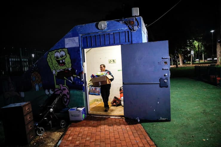 מקלט ציבורי. החברות עובדות מול הרשויות המקומיות לביצוע חיבורים (צילום: REUTERS/Shir Torem) מקלט בעכו