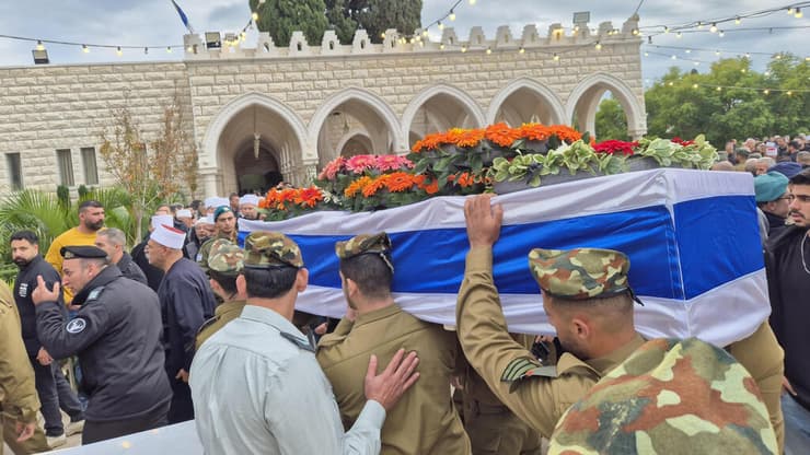 הלוויתו של סמל תאמר עוסמאן בבית העלמין בכפר יאסיף