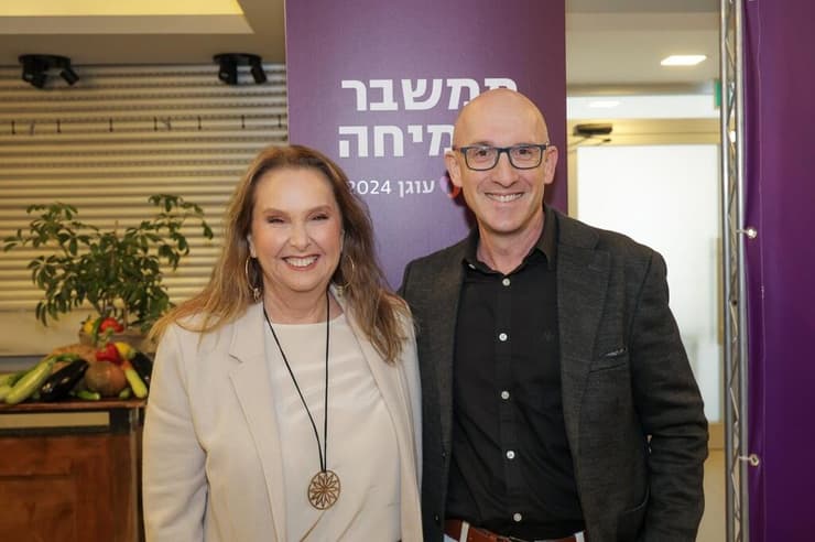 מנכ"ל עוגן, שגיא בלשה, עם אשת העסקים והפילנתרופית שרי אריסון, הנמנית עם התורמים הגדולים של עוגן (רונן טופלברג, יח"צ עוגן) מנכ"ל עוגן, שגיא בלשה, עם שרי אריסון בוועידה