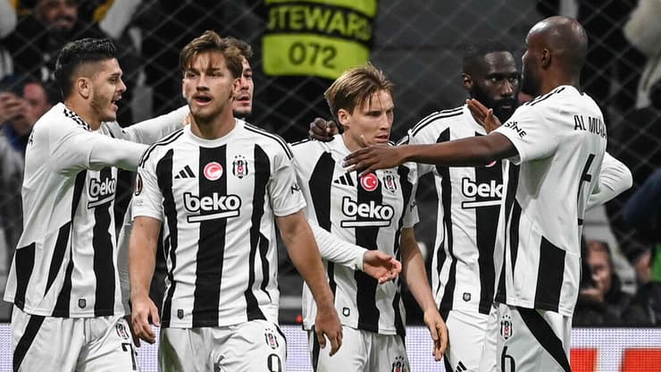 אווירה מתוחה. שחקני בשיקטאש (צילום: KEMAL ASLAN / AFP) שחקני בשיקטאש