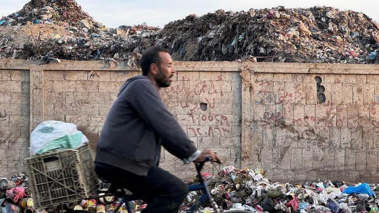 משבר הומניטרי בזה, עזתיים סורקים פסולת בת שבועות ומנסים לחפש שאריות מזון