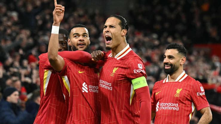 תאכזב למרות השקעה חסרת תקדים? שחקני ליברפול (צילום: Oli SCARFF / AFP) שחקני ליברפול חוגגים