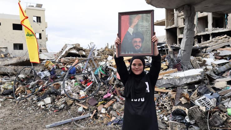 תמונתו של נסראללה מונפת בכפרי הדרום