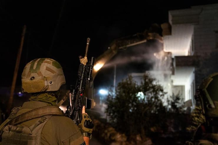 תיעוד: כוחות הביטחון הורסים את ביתו של המחבל מהנד אלעסאודה שביצע  פיגוע בסמוך למחסום תרקומיא ב ספטמבר  2024