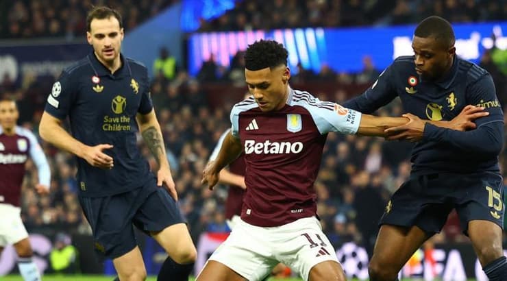 אולי ווטקינס שומר על הכדור (רויטרס) אולי ווטקינס שומר על הכדור