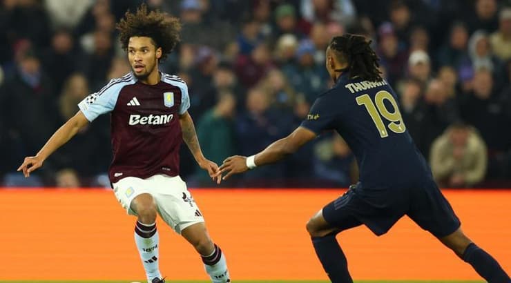 בובאקר קמארה עם הכדור (רויטרס) בובאקר קמארה עם הכדור