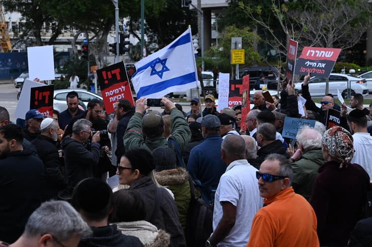 המחאה מחוץ לבית המשפט (צילום: יובל חן ) שלמה פלדשטיין אחיו של אלי החשוד בפרשת הדלפת המסמכים בדיון בביהמ"ש המחוזי בת"א