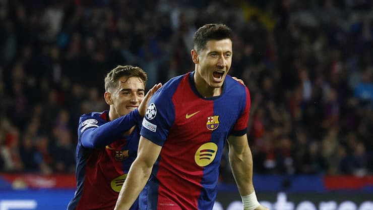 "מאוד מרוצה". לבנדובסקי אתמול (צילום: REUTERS/Albert Gea) רוברט לבנדובסקי