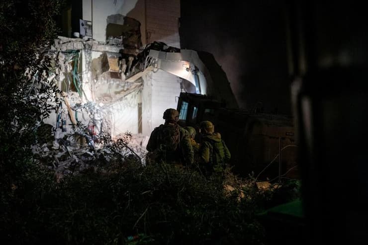 תיעוד: כוחות הביטחון הורסים את ביתו של המחבל מהנד אלעסאודה שביצע  פיגוע בסמוך למחסום תרקומיא ב ספטמבר  2024