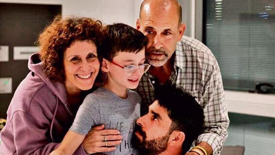 שוב יחד, אחרי השחרור מהשבי. התמונה המרגשת של אוהד עם אימו קרן, אביו אבי ואחיו רועי (צילום: דוברות מרכז שניידר) yk14165780