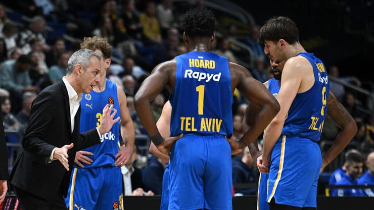 עוד הפסד מתסכל. עודד קטש עם שחקניו (צילום: REUTERS/Annegret Hilse) עודד קטש