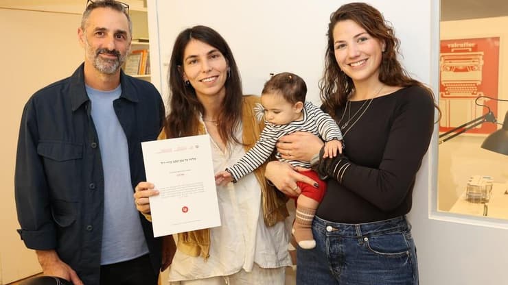 מימין: הגר דניאלס עוזרי, אלמנתו של רס"ל (במיל') יעקב עוזרי ז"ל, סטודנט בשנקר שנפל בעזה, מעניקה לדור את המלגה ע"ש בעלה (צילום: רפי דלויה) שי דור מקבלת את המלגה עש יעקב עוזרי מידיה של הגר דניאלס עוזרי, אלמנתו של יעקב ז"ל, סטודנט משנקר, שנפל בעזה