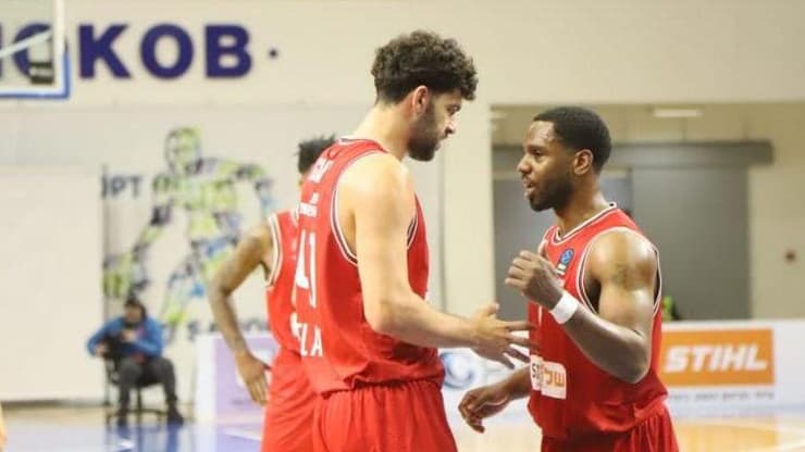 משחק עצבני. רגלנד וגינת (צילום: באדיבות הפועל ת"א) רגלנד