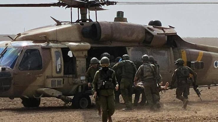 "המטרה: לייצב אותם לפני ההטסה. כשזה מצליח זו תחושת סיפוק, אבל כשלא זה כואב" (צילום: דובר צה"ל) תיעוד מפעילות פלמ"ר אביב ברצועת עזה: טיפול בפצועים בשטח ופינויים מוסקים.
