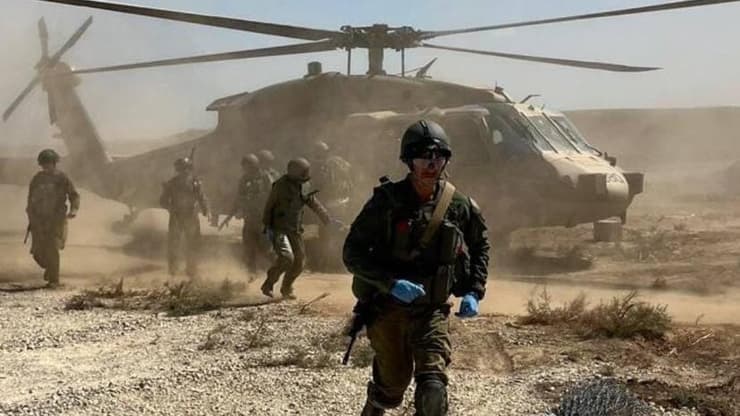 המראות הקשים מלווים את חיילי היחידה: "דואגים לשיחות אישיות עם קב"ן" (צילום: דובר צה"ל) תיעוד מפעילות פלמ"ר אביב ברצועת עזה: טיפול בפצועים בשטח ופינויים מוסקים.