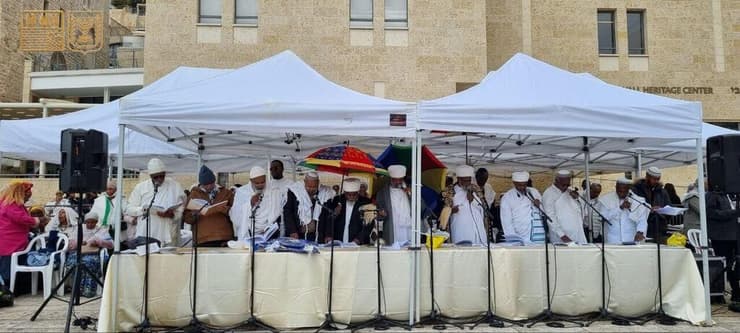 תפילה לרגל חג הסיגד ברחבת הכותל