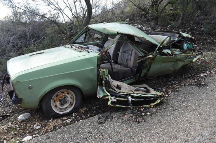 ערי רפאים. מכונית נטושה והרוסה בשתולה (צילום: אביהו שפירא) שתולה אחרי ההסדרה עם לבנון