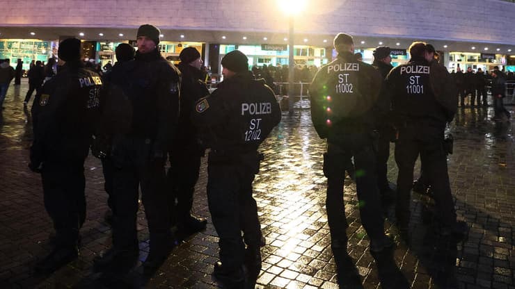 שוטרים באולם