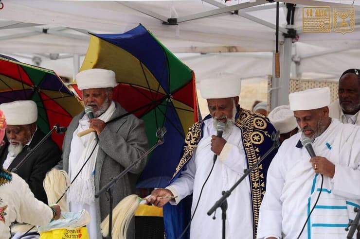 מתפללים בכותל