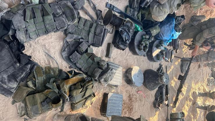 "באנו לחפש מנהרות טרור, המדינה וצה"ל נותנים גיבוי מלא". אמל"ח שאותר בג'באליה (צילום: דובר צה"ל) אמצעי לחימה שאותרו על ידי חטיבת גבעתי ברצועת עזה