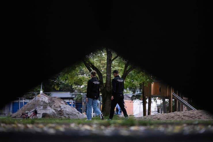 עובדים סוציאליים בשכונת מצוקה ב אורברו שבדיה ילדים רוצחים שכירים 