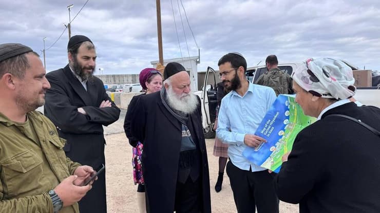 יצחק גולדקנופף בכניסה לציר נצרים