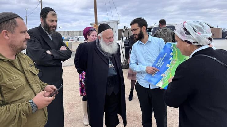 יצחק גולדקנופף בכניסה לציר נצרים