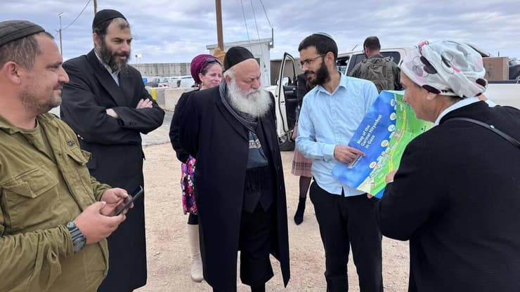 יצחק גולדקנופף בכניסה לציר נצרים