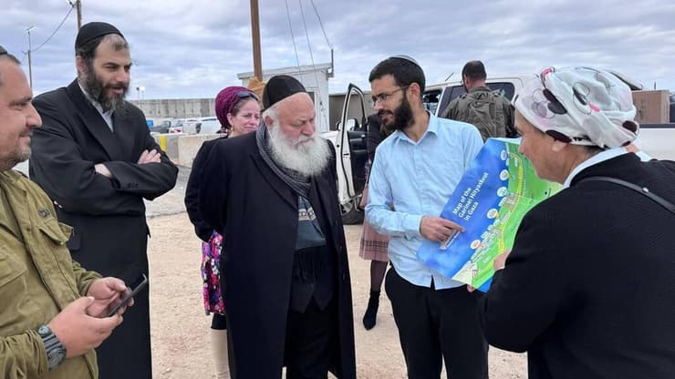 יצחק גולדקנופף בכניסה לציר נצרים