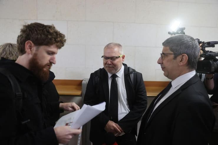 עורכי דינם של החשודים, היום (צילום: מוטי קמחי) הצהרת תובע והארכת מעצרם של ארבעה החשודים בירי זיקוקי התאורה לעבר בית נתניהו