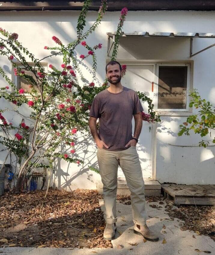 רועי עזיזי, בביתו בקיבוץ גבים