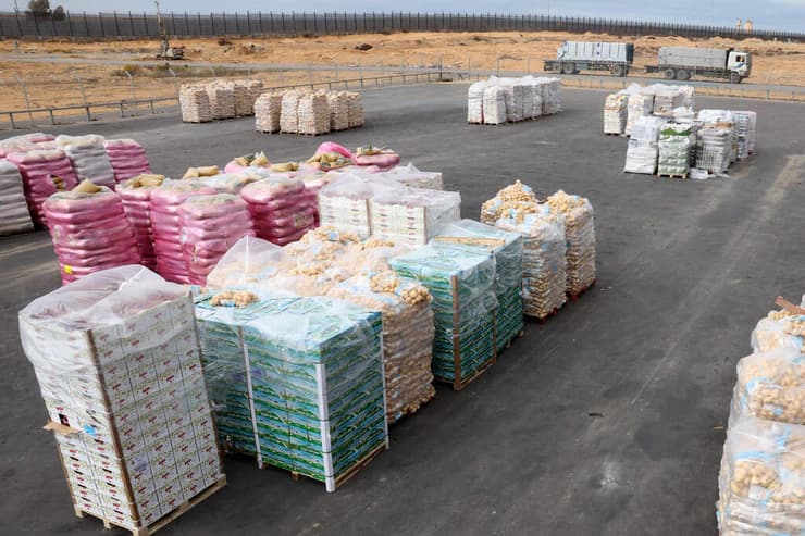 סיוע לפלסטינים ממתין להעברה במעבר כרם שלום (צילום: JACK GUEZ / AFP) כרם שלום