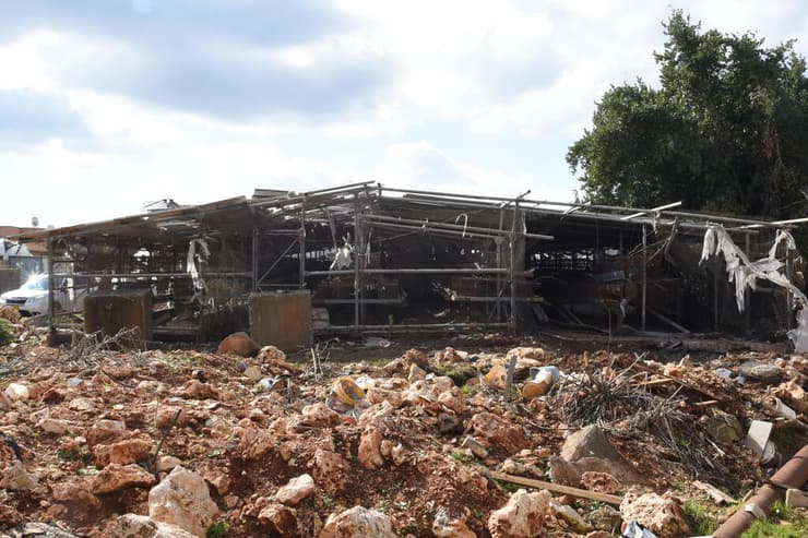 מנהרה חוצה ליד היישוב. ההרס בזרעית (צילום: אביהו שפירא) זרעית אחרי ההסדרה עם לבנון