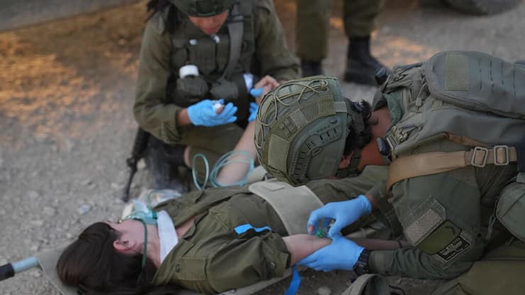 "הממד הטיפולי חשוב, אבל אנחנו לא מזניחים את הנפש של החיילים שמגיעים אלינו" (צילום: דובר צה"ל) טיפול פצועים פינוי מסוקים יחידת פלמ"ר אביב חיילים לוחמים חילוץ הצלה רצועת עזה מלחמה חרבות ברזל