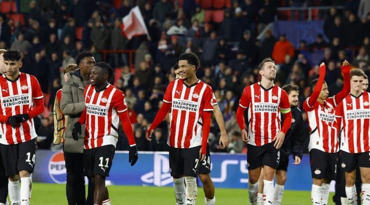 שחקני איינדהובן חוגגים בסיום (רויטרס) שחקני איינדהובן חוגגים בסיום