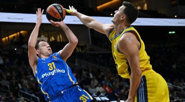 רוקאס יוקובאיטיס מול יאני ווצל