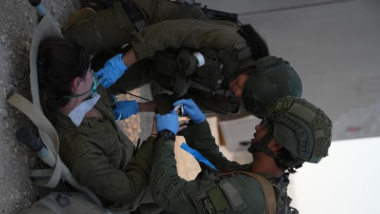 טיפול פצועים פינוי מסוקים יחידת פלמ"ר אביב חיילים לוחמים חילוץ הצלה רצועת עזה מלחמה חרבות ברזל