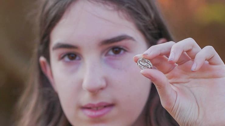 דפנה בת ה-12 עם הממצא המיוחד שגילתה