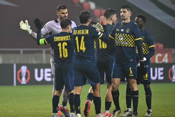 שחקני מכבי ת"א חוגגים עם רועי משפתי