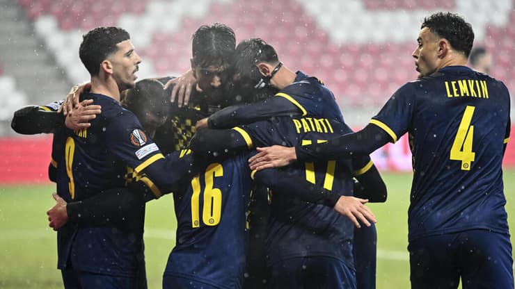 הגאוה הלאומית שיחקה תפקיד משמעותי. שחקני מכבי ת"א חוגגים (צילום: AP Photo/Denes Erdos) קניקובסקי