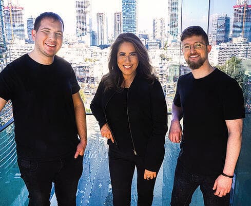 בהט עם השותפים בדאזז, תומר שוורץ (מימין) ויובל אופיר. "לא זוכרת חוסר הסכמה בין שלושתנו" | צילום: בן חכים yk14164797