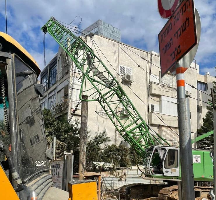 עגורן קרס על בניין בתל אביב