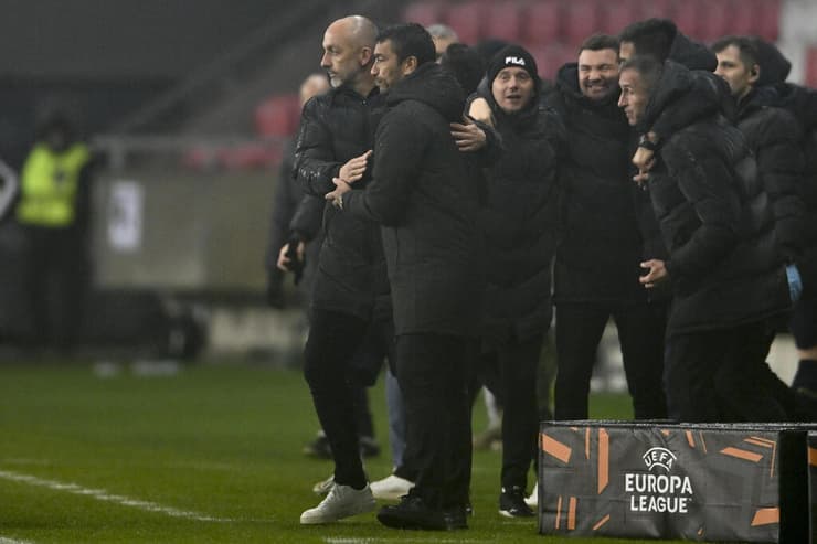 "זו הדרך". ז'רקו לאזטיץ' חוגג (AP Photo/Denes Erdos) מאמן מכבי ת"א ז'רקו לאזטיץ'