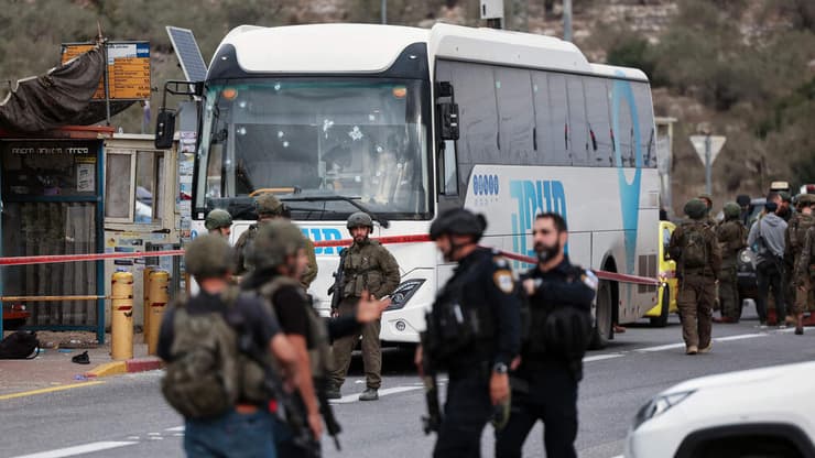 אוטובוס שנפגע מירי בפיגוע בשומרון. ארכיון (צילום: Ahmad GHARABLI / AFP) זירת הפיגוע בצומת גיתי