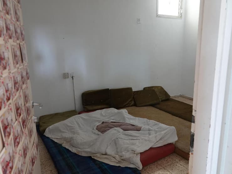 חדר "עזה" בו הוחזקו התצפיתניות: נעמה, לירי, אגם, דניאלה וקרינה (צילום: ליאור רוטשטיין) חדר "עזה" בו הוחזקו התצפיתניות: נעמה, לירי, אגם, דניאלה וקרינה