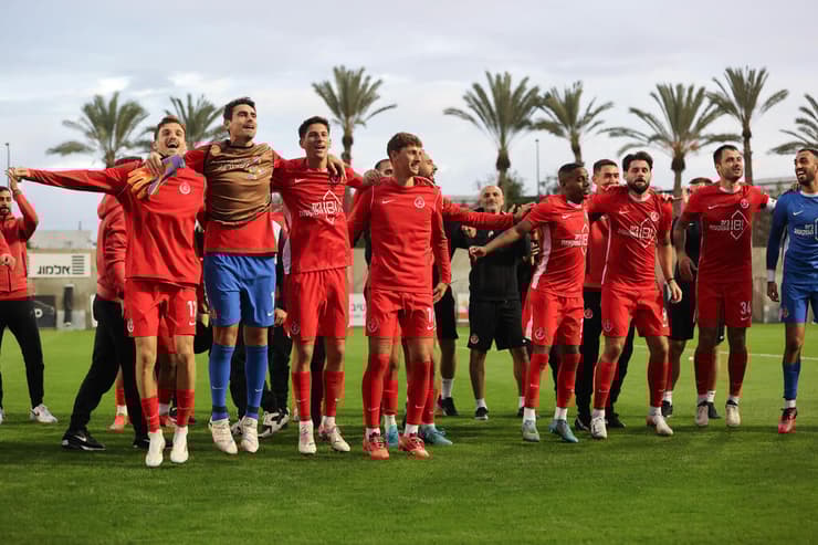 בדרך לליגת העל. שחקני הפועל ת"א (צילום: עוז מועלם) בנימין חוגג